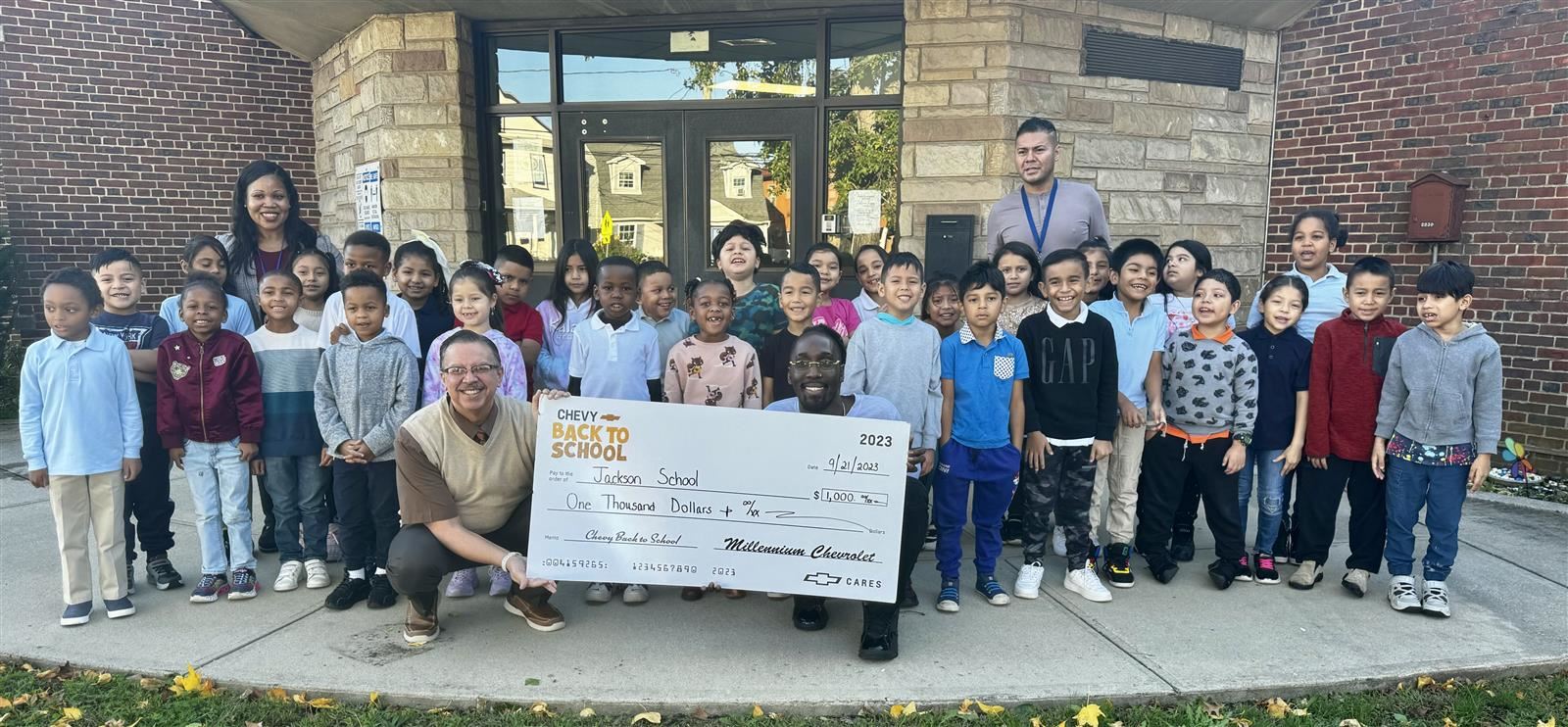 Jackson School Gratefully Receives $1,000 Donation from Millennium Chevy | La escuela Jackson recibe con gratitud una donación de $1,000 de Millennium Chevy