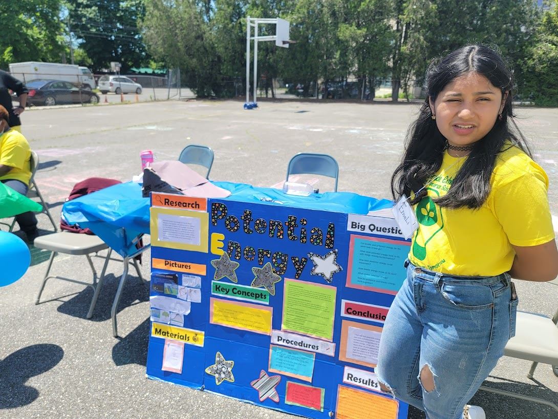  Students presenting their projects. 